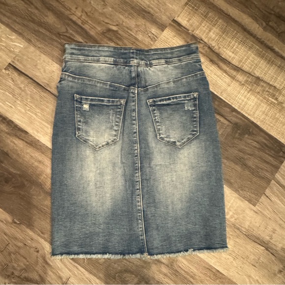 Adorable Coco + Carmen denim skirt! New with tags! - Picture 3 of 5